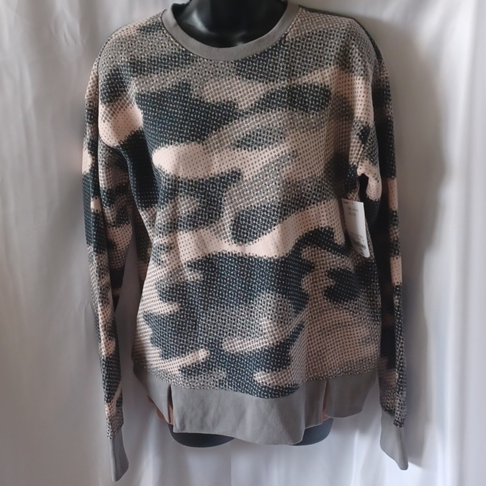 NWT Xersion Woman's Camo Print Sweatshirt Size S, Peach/grey